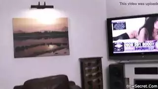 امرأة محتاجة تفتح فرجها المشعر لجلسة أفلام إباحية