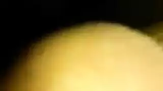 شقراء تنكح فرجها بعمق بالإصبع وهي ترتدي كعب عالي