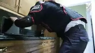 تخرج زوجته من البيت ويحضر فتاة ليل تمص زبه مص روعة حتى تكيفه