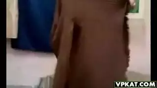 صديقة غير مدركة يتم تحسسها وتصويرها في شقة مفروشة