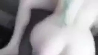 فتاة موشومة تتحول إلى وحشية على القضيب بفرجها المشعر