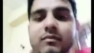 إباحية بين الأعراق: زوجان مثليان يستقبلان ثالثًا