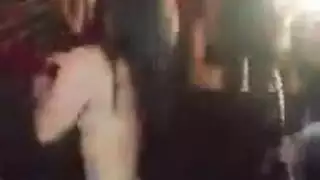 إكس إكس إكس: عاهرة كبارية تفتح كسها على المسرح