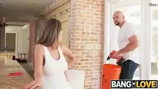 مصلح أصلع يضاجع ربة منزل مثيرة بعنف في لقاء إباحي صريح