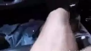نكاح علني في السيارة: عاهرة تأخذ قضيبًا كبيرًا بينما الزوج يصور