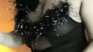 مراهقة ساخنة تهز مؤخرتها الناعمة العارية في إباحية xxx