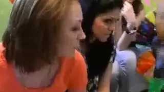 فتاة لطيفة بشعر داكن تتوسل لوجهي ضخم