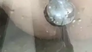 مراهقة بريئة تفقد عذريتها بواسطة ألعاب جنسية وضربات مهبلية قاسية