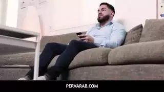 العاهرة العربية المحجبة تأخذ قذفًا داخليًا من زوجها المدبر