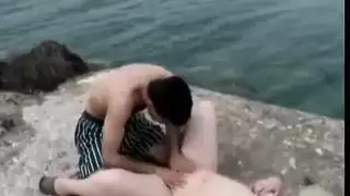 أم عربية تتلقى قذفًا منيًا بجانب المحيط