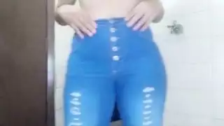 استمناء بوجهة النظر: الجمال العربي المحجبة تظهر كسها المبلل وتهتز للنشوة