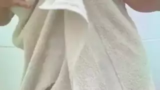 إباحية صريحة: فتاة عربية تثير ثدييها الضخمين وشفرات فرجها المشعرة