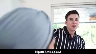 فتاة ذات أثداء كبيرة وزميلتها الجنسية باركر أمبروز في فيلم سحاق إباحي صريح