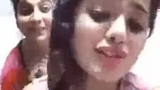 وجهة نظر جماع شقراء تحافظ على نظاراتها
