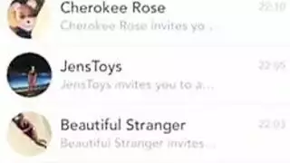 لاتينا صغيرة تبلع قضيبًا أسود ضخمًا بفرجها المنقوع