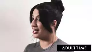 الثدي الطبيعي الكبير يجعلها تبلغ النشوة بقوة مشهد إباحي كامل مع سارة العربية