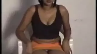 إنها تثير ثديها العربي اللذيذ