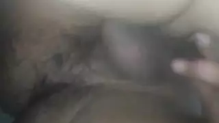 الظهور الإباحي الأول لفتاة صغيرة: جلسة جماعية من رجل غامض موهوب