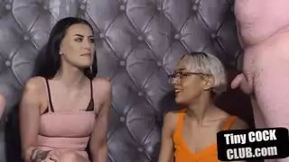 مقطع إباحي: سيدات مثيرات بالكعب المدبب يسخرن ويركبن رجلاً ممتلئًا بقضيب صغير