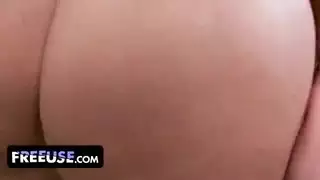 محاولة زوجة الأب اليائسة للحصول على المال تؤدي إلى تلقين قاسي من قضيب الابن الضخم