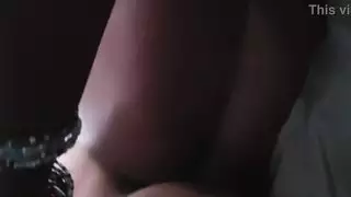 التسلل إلى غرفة الجدة لإلقاء نظرة على فرجها الرطب وقضيبها الضخم