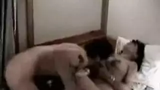 فتاة لاتينية تأخذ قضيباً على غطاء السيارة في العلن