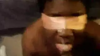 مغازلة مزدوجة: عاهرة معصوبة العينين تعبث بثدييها الكبيرين بينما صديقها يداعب فرجها