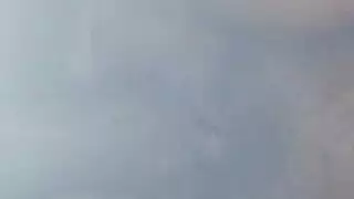 فتاة أكبر سناً تغمر قضيبًا ضخمًا قاسيًا قبل أن تمصه وتركبه بقوة