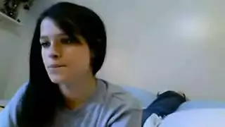 الجميلة ذات الشعر الداكن تنتقل من الخجل إلى الفجور في مشهد عنيف