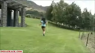 امرءة تقذف امام الكمره