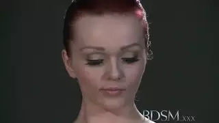 مراهقة حمراء الشعر تستمني على مهبلها المتدفق