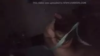 سمراء معصوبة العينين تأخذ قضيبين صلبين في فتحاتها