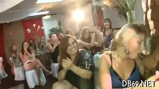 أنف صغير مغمور في سائل منوي إباحي