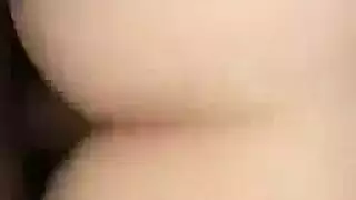 تتعرض كسها الضيق للضرب في غرفة الملابس