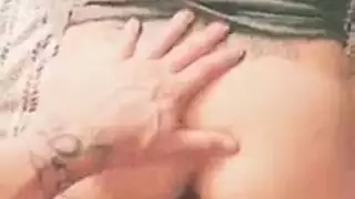 تعمل امرأة سمراء موشومة كسيدة مرافقة وغالبًا ما تمارس الجنس مع رجال من عملائها