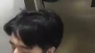 فتاة غريبة يائسة تمارس الجنس مع عامل الصيانة مقابل المال