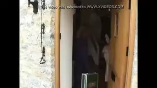 خدمة xxx: سباك يخدم عميلة حامل مشتهية على طاولة المطبخ