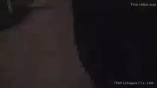 عاهرة مراهقة ترتدي جوارب سوداء تحصل على معاملة نجم إباحي على الأريكة