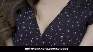 الجد عجوز بنك ابنته