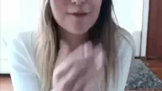 فتاة صغيرة ساخنة تخلع ملابسها لتصوير فيلم إباحي صريح