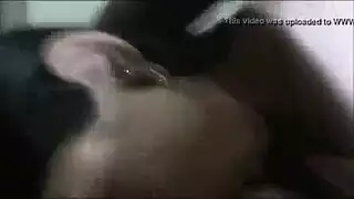 فتاة صغيرة تتتنوح