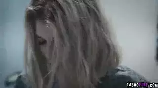 آريا فاي تمارس الجنس الشرجي المزدوج بقضيبين ضخمين في مشهد إباحي مكثف