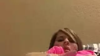 آريا فاي تعبد فرج صديقتها الحليق بلسانها في فيلم سحاقي صريح