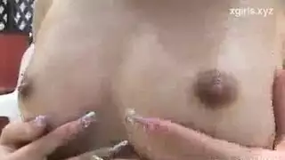 عاهرات شقراوات تتعرين لجلسة فرك وأصابع جامحة