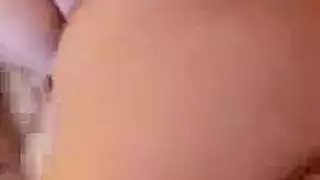 مراهقة شقراء ممتلئة ترقص مثل نجمات البورن لرجال يهتفون