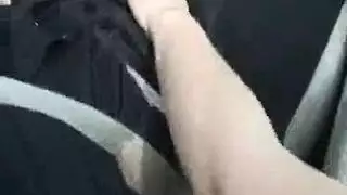 تفرد ساقيها عالياً لجماع عميق مع قذف داخلي على الأريكة