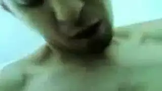 فتاة مصرية تأخذ زب عشيقها مع عناق وأنين