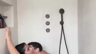 مجموعة من الرجال يتعاقبون عل نيك المرا