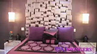 الفتيات اللواتي لا يشبعن يشربن ديكس واحدًا تلو الآخر ، بينما الرجال مشغولون جدًا بمشاهدتهم