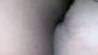 الفتاة النحيلة تستمني عارية في جلسة بورنو فردي شبقية